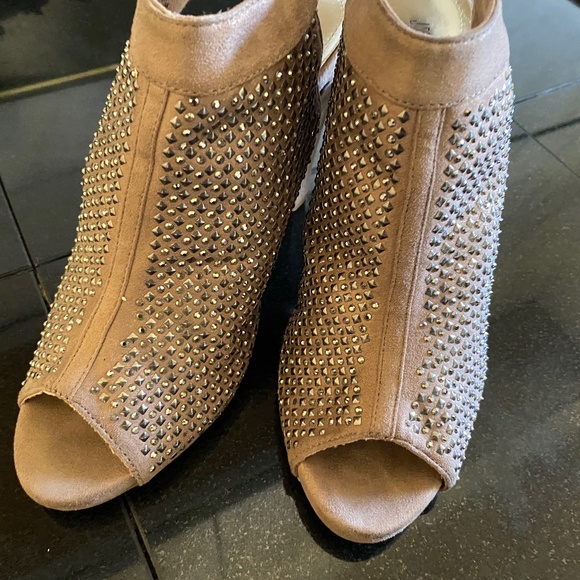 Jennifer Lopez Sasha Blush Heels with studs - Picture 3 of 15